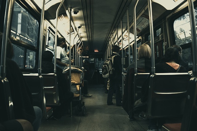 vnitřek autobusu