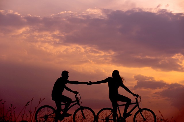 siluety cyklistů