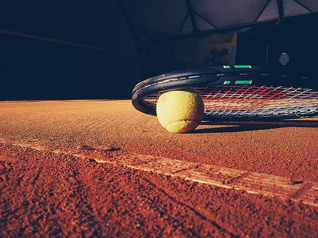 tenisová raketa a míč
